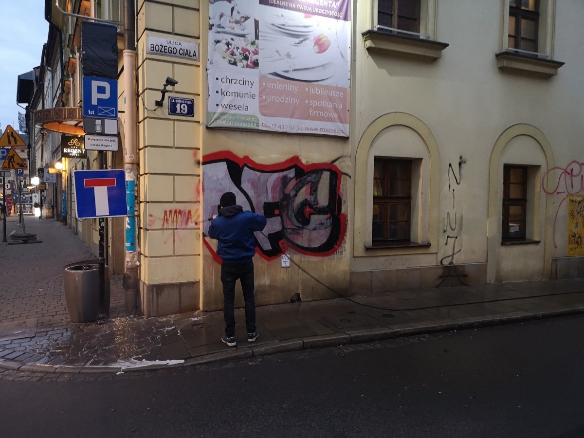 usuwanie-graffiti-z-elewacji.jpg